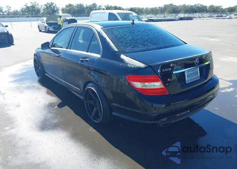 2011 Mercedes-Benz C 300 Luxury/Sport z USA, uszkodzony, nr VIN WDDGF5EB8BR183575